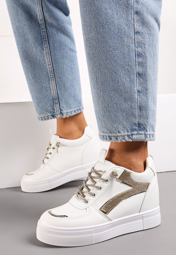 Renee - Biało-Złote Sneakersy ze Wstawką z Cyrkonii na Ukrytym Koturnie Hricane. Okazja: na co dzień. Kolor: biały. Obcas: na koturnie