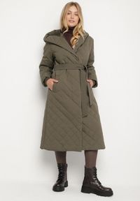 Born2be - Ciemnobeżowa Pikowana Kurtka Przejściowa z Kapturem i Wiązanym Paskiem Vonella. Okazja: na spotkanie biznesowe, na co dzień, do pracy, na spacer. Typ kołnierza: kaptur. Kolekcja: plus size. Kolor: beżowy. Materiał: jeans. Styl: biznesowy, klasyczny, casual, elegancki #2