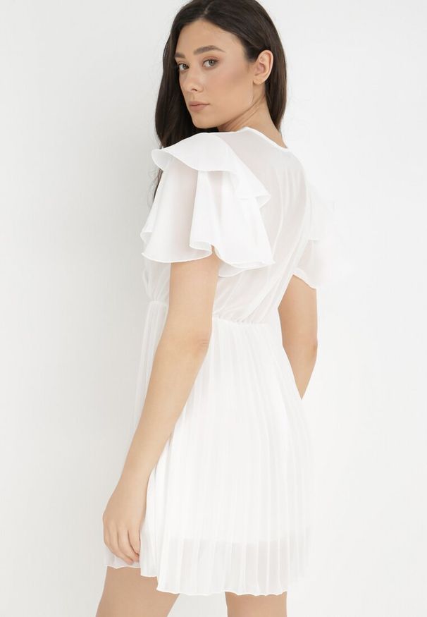 Born2be - Biała Sukienka Alemiera. Typ kołnierza: dekolt kopertowy. Kolor: biały. Materiał: materiał. Długość rękawa: krótki rękaw. Typ sukienki: kopertowe. Styl: wizytowy. Długość: mini