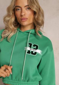 Renee - Zielona Krótka Bluza z Kapturem Ściągaczami i Ozdobnym Nadrukiem Relis. Okazja: na co dzień. Typ kołnierza: kaptur. Kolor: zielony. Długość: krótkie. Wzór: nadruk. Styl: sportowy, casual #4