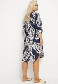 Born2be - Granatowa Sukienka Koszulowa z Wiskozą o Pudełkowym Kroju Redenira. Okazja: na co dzień. Typ kołnierza: kołnierzyk klasyczny. Kolekcja: plus size. Kolor: niebieski. Materiał: wiskoza. Typ sukienki: koszulowe. Styl: klasyczny, casual #6