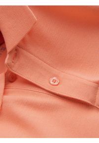 Ombre Clothing - Męska koszulka polo jednokolorowa BASIC z dzianiny pique - brzoskwiniowa V19 - Rozmiar: S. Okazja: na co dzień. Typ kołnierza: polo. Kolor: pomarańczowy. Materiał: dzianina. Wzór: haft, aplikacja, jednolity. Styl: sportowy, wizytowy, casual #2