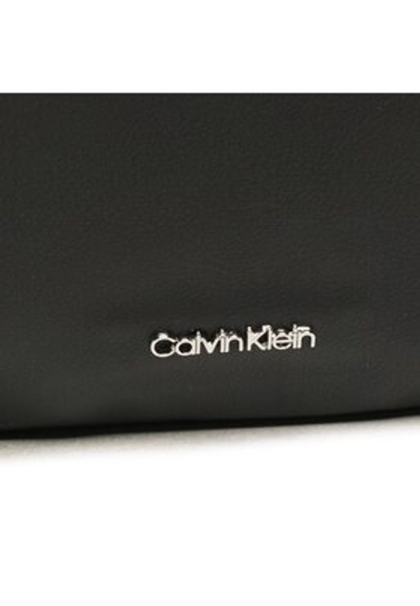 Calvin Klein Torebka Puffed Shoulder Bag K60K611020 Czarny. Kolor: czarny. Materiał: skórzane