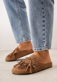 Renee - Jasnobrązowe Klapki VICES Mule Ozdobione Frędzlami Koralikami i Kokardą Eathelena. Okazja: na plażę. Kolor: brązowy. Wzór: aplikacja. Sezon: lato #1