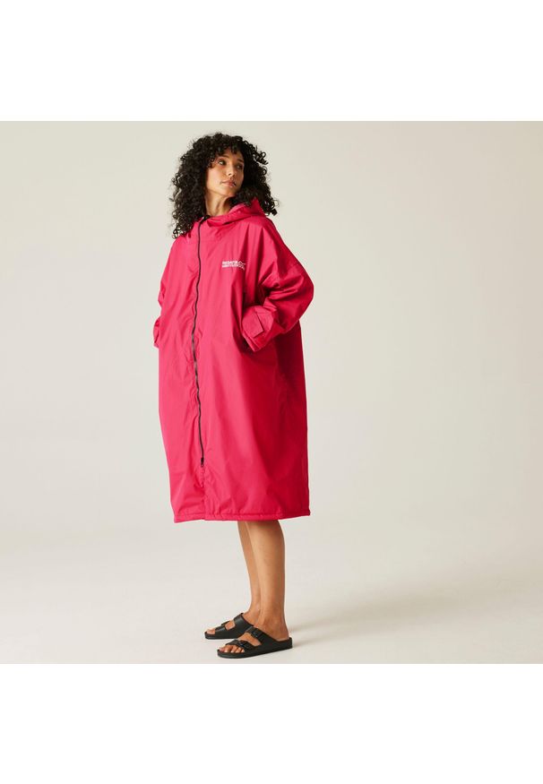 Płaszcz plażowy wodoodporny Changing Robe Regatta. Kolor: czerwony, wielokolorowy, różowy. Sport: turystyka piesza