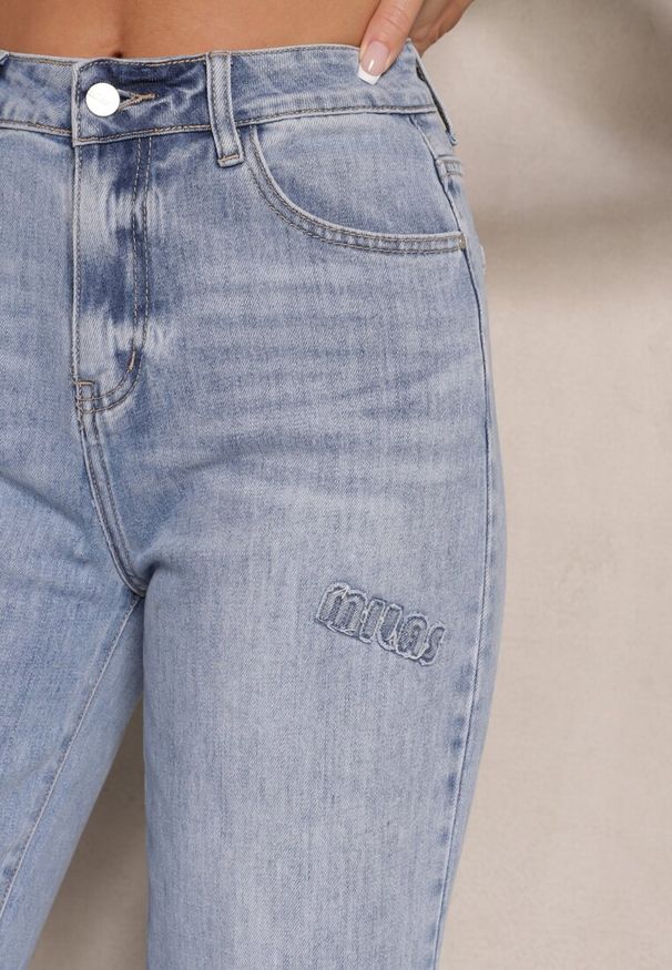 Renee - Niebieskie Szerokie Jeansy High Waist z Ozdobnymi Naszywkami Hleffia. Okazja: na co dzień. Stan: podwyższony. Kolor: niebieski. Wzór: aplikacja. Styl: casual, elegancki, klasyczny