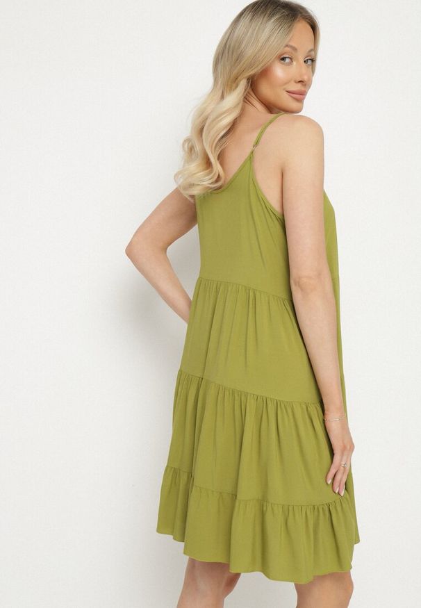 Born2be - Zielona Rozkloszowana Sukienka z Bawełny na Ramiączkach z Falbanami Lilivane. Okazja: na spacer, na co dzień. Kolor: zielony. Materiał: bawełna. Długość rękawa: na ramiączkach. Sezon: wiosna, lato. Typ sukienki: proste. Styl: casual