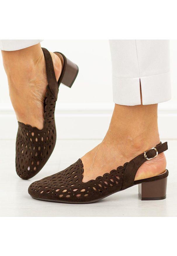 D. Brązowe sandały damskie na obcasie M.Daszyński Sa210-13. Okazja: na co dzień, na imprezę. Nosek buta: okrągły. Kolor: brązowy. Materiał: zamsz. Szerokość cholewki: normalna. Wzór: ażurowy, aplikacja. Sezon: wiosna, lato. Styl: casual, elegancki, klasyczny, wizytowy