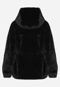 Born2be - Czarna Futrzana Kurtka z Kapturem i Ściągaczem w Talii Werirani. Okazja: na co dzień. Typ kołnierza: kaptur. Kolor: czarny. Materiał: futro. Styl: elegancki, wizytowy, casual