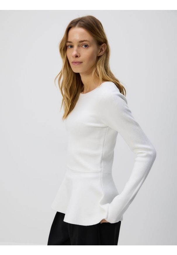 Reserved - Sweter z baskinką - kremowy. Kolor: kremowy. Materiał: wiskoza, dzianina