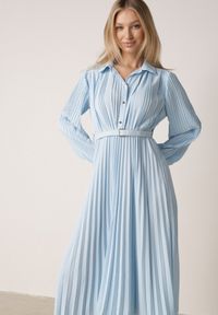 Born2be - Niebieska Sukienka Plisowana o Koszulowym Kroju z Paskiem z Klamrą Efronta. Okazja: na co dzień. Typ kołnierza: kołnierzyk klasyczny. Kolor: niebieski. Materiał: jeans. Długość rękawa: długi rękaw. Wzór: aplikacja. Typ sukienki: koszulowe. Styl: casual, elegancki, klasyczny #3