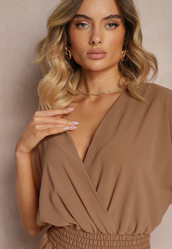 Renee - Brązowy Taliowany Kombinezon z Zakładkowym Dekoltem i Gumką w Pasie Vimalynna. Okazja: na co dzień. Kolor: brązowy. Styl: klasyczny, elegancki, casual