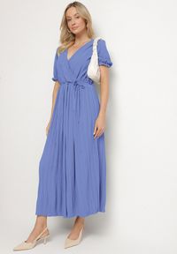 Born2be - Niebieska Kopertowa Sukienka z Bawełną i Paskiem Ivellevia. Okazja: na co dzień. Typ kołnierza: dekolt w serek. Kolor: niebieski. Materiał: bawełna. Długość rękawa: długi rękaw. Sezon: lato. Typ sukienki: kopertowe. Styl: klasyczny, casual, elegancki #1