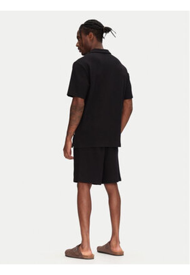 Jack & Jones - Jack&Jones Komplet polo i spodenki Slington 12281841 Czarny Relaxed Fit. Kolor: czarny. Materiał: bawełna