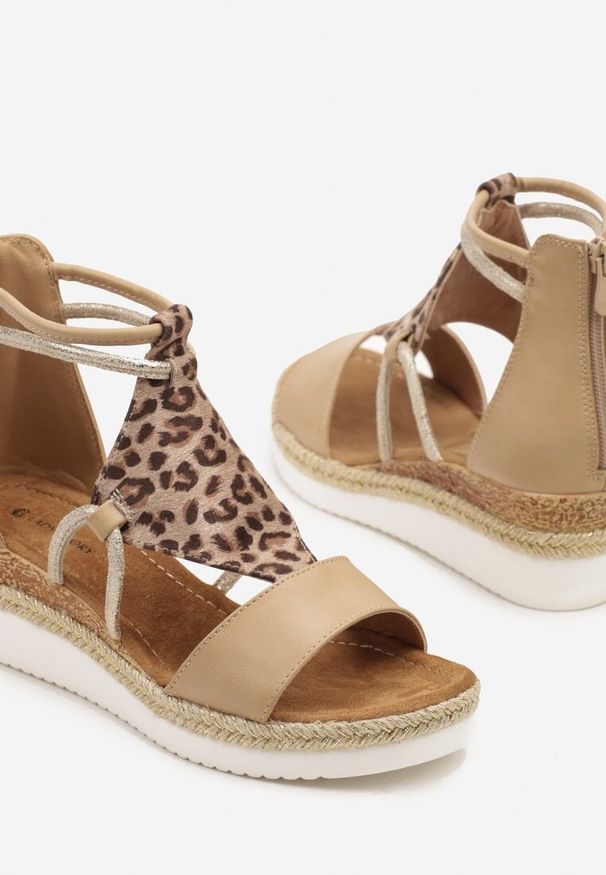 Born2be - Panterkowe Sandały na Koturnie z Plecionką Ozdobione Metaliczną Wstawką Zevare. Okazja: na spacer. Nosek buta: otwarty. Wzór: aplikacja. Obcas: na koturnie. Styl: elegancki