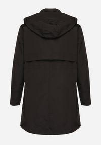 Born2be - Czarna Kurtka w Stylu Parki z Kapturem i Ściągaczem w Talii Efanelena. Okazja: na co dzień, na spacer. Typ kołnierza: kaptur. Kolekcja: plus size. Kolor: czarny. Materiał: jeans. Styl: casual, elegancki #4