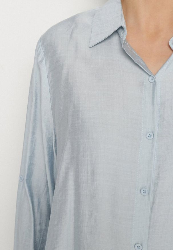 Born2be - Jasnoniebieska Koszula Oversize z Rękawami z Możliwością Podpięcia Sorria. Okazja: na co dzień. Kolor: niebieski. Materiał: jeans. Długość rękawa: długi rękaw. Długość: długie. Styl: klasyczny, elegancki, casual