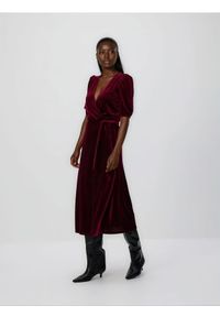 Reserved - Welurowa sukienka midi - bordowy. Kolor: czerwony. Materiał: welur. Styl: klasyczny. Długość: midi #1