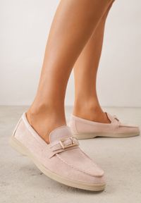 Born2be - Różowe Mokasyny z Prostokątną Metaliczną Ozdobą Aeleorane. Nosek buta: okrągły. Zapięcie: klamry. Kolor: różowy. Materiał: zamsz, skóra. Wzór: aplikacja. Obcas: na obcasie. Styl: klasyczny. Wysokość obcasa: niski #1