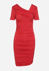 Born2be - Czerwona Dopasowana Sukienka o Asymetrycznym Kroju Ozdobiona Marszczeniem Sopane. Kolor: czerwony. Wzór: aplikacja. Typ sukienki: asymetryczne. Styl: klasyczny #2