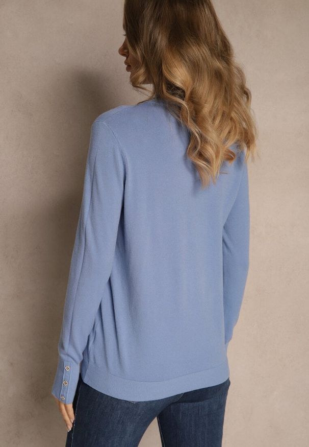 Renee - Niebieski Golf o Dopasowanym Kroju Zdobiony Minimalistycznymi Aplikacjami Unissa. Okazja: na spacer. Typ kołnierza: golf. Kolor: niebieski. Materiał: jeans. Wzór: aplikacja. Styl: klasyczny, elegancki