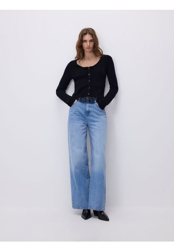 Reserved - Sweter z koronką - czarny. Kolor: czarny. Materiał: koronka. Wzór: koronka