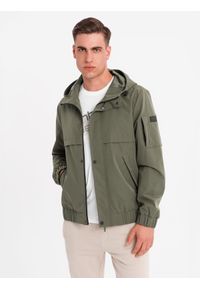 Ombre Clothing - Męska funkcjonalna kurtka przejściowa z kapturem – oliwkowa V2 - Rozmiar: S. Okazja: na co dzień. Typ kołnierza: kaptur. Kolor: oliwkowy. Materiał: tkanina, poliester, materiał. Wzór: gładki. Styl: casual