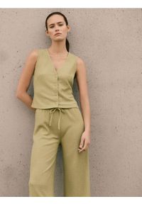 Reserved - Kamizelka ze strukturalnej dzianiny - oliwkowy. Kolor: oliwkowy. Materiał: dzianina