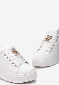 Renee - Biało-Złote Sneakersy z Imitacji Skóry na Platformie z Ozdobą z Cyrkonii Imbercca. Kolor: biały. Materiał: skóra. Wzór: aplikacja. Obcas: na platformie #5