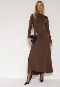 Born2be - Brązowa Koktajlowa Sukienka Ozdobiona Metaliczną Aplikacją i Marszczeniem z Boku Retima. Kolor: brązowy. Wzór: aplikacja. Styl: wizytowy #2