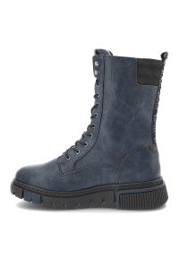 Granatowe Botki Mustang Wygodne Obuwie Damskie. Okazja: na co dzień. Wysokość cholewki: przed kolano. Zapięcie: zamek. Kolor: niebieski. Materiał: skóra ekologiczna. Szerokość cholewki: normalna. Wzór: aplikacja. Styl: casual, elegancki #3