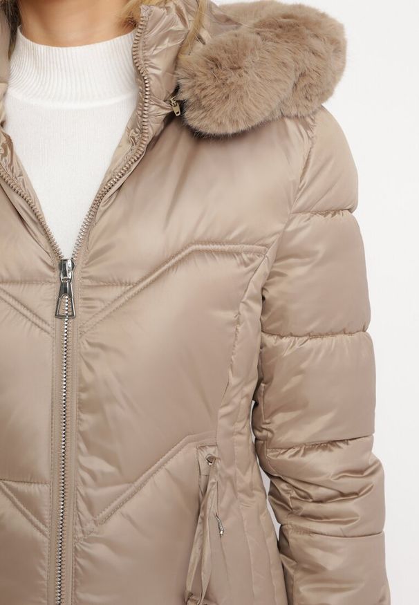 Born2be - Beżowa Pikowana Kurtka Maxi Płaszcz z Ozdobnym Marszczeniem i Futerkiem Estenous. Okazja: na co dzień. Kolor: beżowy. Materiał: futro. Wzór: aplikacja. Sezon: zima. Styl: casual, elegancki, klasyczny