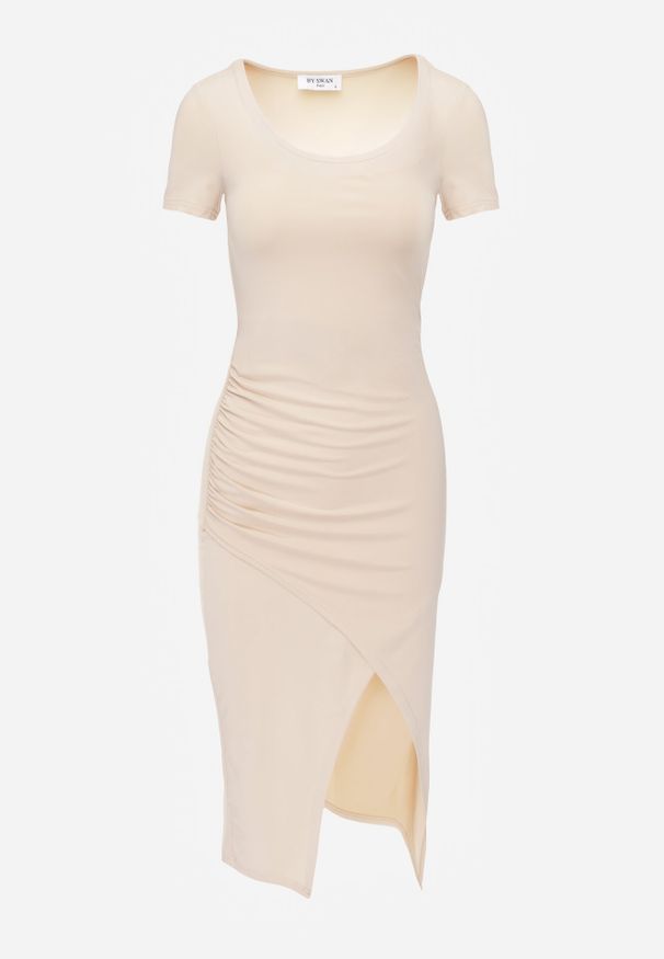 Born2be - Beżowa Dopasowana Sukienka z Marszczeniem i Dłuższym Tyłem Lilate. Okazja: na co dzień. Kolor: beżowy. Materiał: wiskoza. Długość rękawa: krótki rękaw. Typ sukienki: asymetryczne. Styl: casual, elegancki