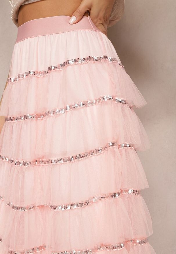 Renee - Różowa Rozkloszowana Spódnica Maxi z Falbankami i Cekinami Noobi. Kolor: różowy. Materiał: materiał. Wzór: aplikacja. Styl: elegancki