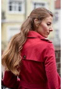 Marie Zélie - Trencz Adria bawełna z elastanem czerwony. Kolor: czerwony. Materiał: bawełna, elastan. Sezon: lato. Styl: klasyczny #2