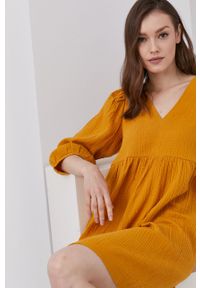 Answear Lab Sukienka kolor pomarańczowy mini rozkloszowana. Kolor: pomarańczowy. Materiał: tkanina. Wzór: gładki. Typ sukienki: rozkloszowane. Styl: wakacyjny. Długość: mini #1