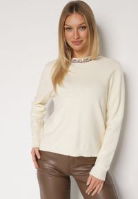 Born2be - Biały Sweter z Dodatkiem Kaszmiru Ozdobiony Cekinami i Cyrkoniami Vetimona. Okazja: na co dzień. Kolor: biały. Materiał: kaszmir. Wzór: aplikacja. Styl: klasyczny, casual, elegancki #3