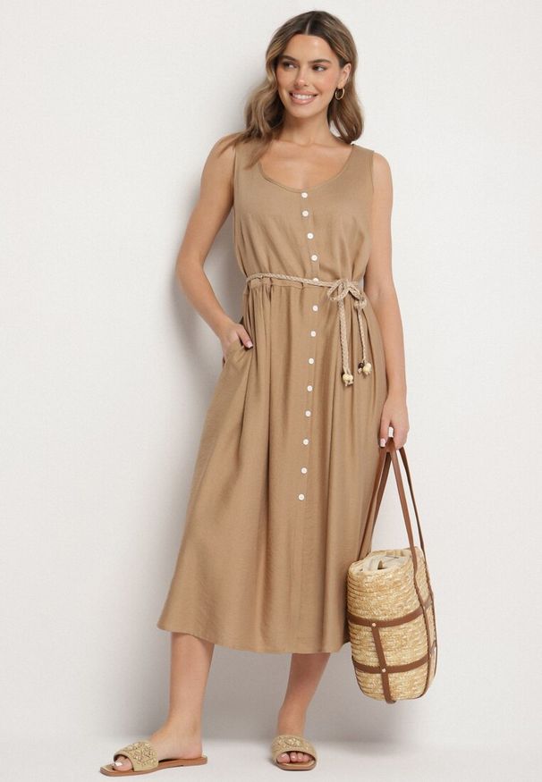Born2be - Ciemnobeżowa Wiskozowa Sukienka o Rozkloszowanym Kroju z Guzikami Natesana. Okazja: na co dzień, na spacer. Kolor: beżowy. Materiał: wiskoza. Typ sukienki: proste. Styl: casual