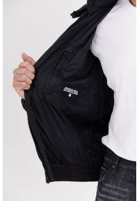 Invicta - INVICTA Czarna kurtka puchowa męska z dużym logo. Kolor: czarny. Materiał: puch