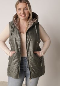 Born2be - Zielona Kamizelka z Nieodpinanym Kapturem i Geometrycznym Pikowaniem Kalousa. Okazja: na co dzień. Kolor: zielony. Materiał: jeans, dresówka. Długość rękawa: długi rękaw. Wzór: geometria. Styl: casual, klasyczny #3