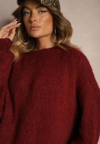 Renee - Bordowy Klasyczny Sweter z Wełną i Wiskozą o Luźnym Kroju Omethea. Okazja: na spacer, na co dzień. Kolor: czerwony. Materiał: wiskoza, wełna. Długość rękawa: długi rękaw. Długość: długie. Styl: klasyczny