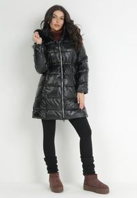Born2be - Czarna Kurtka Pikowana z Futrzanym Kapturem Ficy. Kolor: czarny. Materiał: futro. Długość: długie. Wzór: aplikacja #1