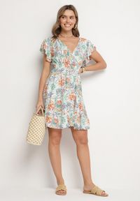 Born2be - Jasnozielona Bawełniana Sukienka w Kwiaty z Kopertowym Dekoltem Rozkloszowana Jenovienna. Okazja: na co dzień. Typ kołnierza: dekolt kopertowy. Kolor: zielony. Materiał: bawełna. Wzór: kwiaty. Typ sukienki: kopertowe. Styl: casual, elegancki #7