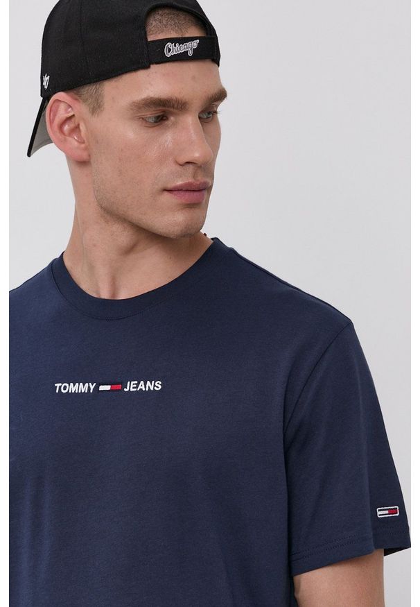 Tommy Jeans - T-shirt bawełniany. Okazja: na co dzień. Kolor: niebieski. Materiał: bawełna. Wzór: aplikacja. Styl: casual