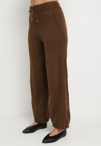 Born2be - Brązowy Dzianinowy Komplet Szerokie Spodnie i Kardigan z Lamówkami Gioresa. Kolor: brązowy. Materiał: dzianina. Wzór: gładki. Sport: turystyka piesza #7