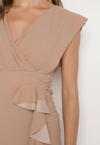 Born2be - Ciemnobeżowa Sukienka o Kopertowym Kroju z Falbankami i Trójkątnym Dekoltem Tanilla. Okazja: do pracy, na randkę. Typ kołnierza: kołnierz z falbankami. Kolor: beżowy. Typ sukienki: kopertowe. Styl: elegancki #6