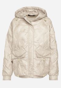 Born2be - Beżowa Kurtka Pikowana w Stylu Cargo o Krótszym Fasonie z Kapturem Varedia. Okazja: na co dzień. Typ kołnierza: kaptur. Kolor: beżowy. Materiał: jeans. Długość rękawa: długi rękaw. Długość: krótkie. Wzór: moro. Styl: klasyczny, casual, militarny, elegancki #2