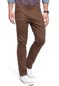 Wrangler - WRANGLER SPODNIE MĘSKIE GREENSBORO BISON W15QT228E 112127074. Materiał: materiał #3