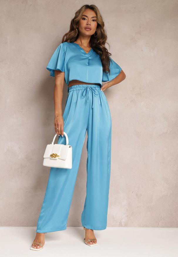 Renee - Niebieska Krótka Bluzka ze Zwiewnymi Rękawami i Trójkątnym Dekoltem Yoletta. Kolor: niebieski. Długość: krótkie