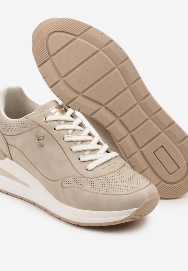 Renee - Beżowe Sneakersy na Koturnie Zdobione Tłoczeniami i Aplikacją Marovea. Okazja: na co dzień. Kolor: beżowy. Materiał: jeans. Szerokość cholewki: normalna. Wzór: aplikacja. Obcas: na koturnie